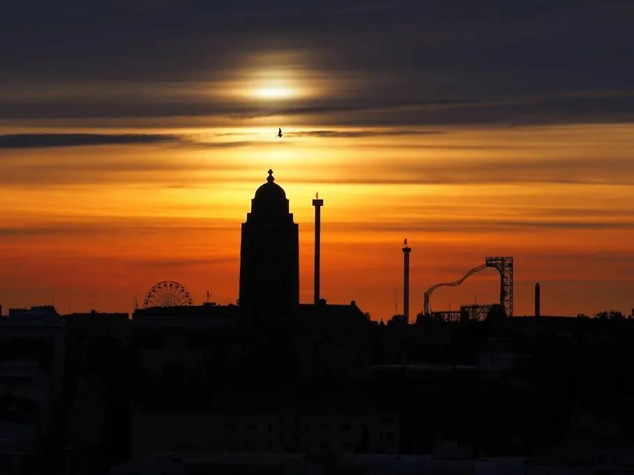 Sunset Views Over Helsinki Rooftops شقة